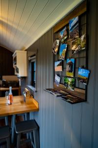 una habitación con una mesa y una foto en la pared en Cherry Tree Lodge en Limavady