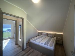 een kleine slaapkamer met een bed en een raam bij Ferienanlage am Seerand in Joachimsthal