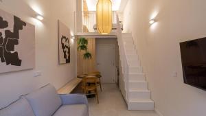 salon ze schodami i niebieską kanapą w obiekcie Osito Hub - Poeta Durán w Walencji