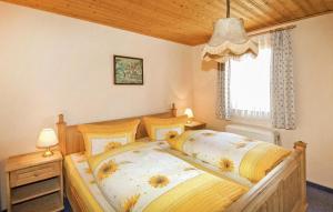 a bedroom with a large bed with yellow and white sheets at Ferienwohnung Neuhausen in Neuhausen