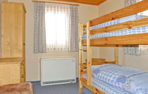 a bedroom with two bunk beds and a window at Ferienwohnung Neuhausen in Neuhausen