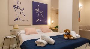 een slaapkamer met een bed met een teddybeer erop bij Osito Hub - l'Explorador Andrés in Valencia