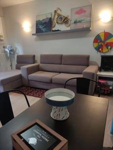 uma sala de estar com um sofá e uma mesa em Appartamento relax Svitlana em Castel di Sangro