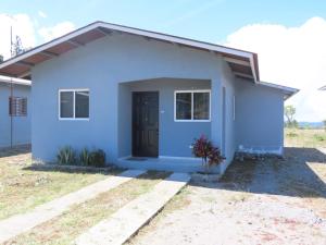 een klein blauw huis met een garage bij Casa Exploradores in Volcán