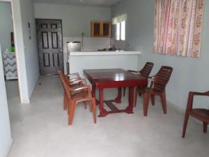 a dining room with a table and chairs and a kitchen at Casa Exploradores in Volcán