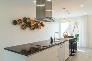 eine Küche mit einer Theke mit Schalen und einer Spüle in der Unterkunft Beach Front Villa in Livramento + 31 Fotos