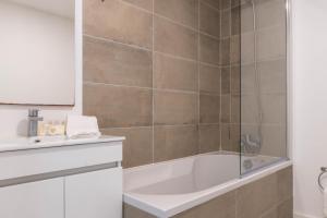 ein Badezimmer mit Badewanne und Waschbecken in der Unterkunft Beach Front Villa in Livramento
