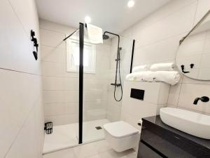 ein weißes Bad mit einem WC und einem Waschbecken in der Unterkunft NOCTUA PARAISO CALENDULA 010 in Estepona