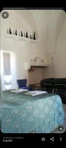 - une chambre avec un lit doté d'une couverture bleue et de chaises dans l'établissement Via Giusti Tre, à Sannicola