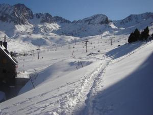 una pista de esquí cubierta de nieve con remonte en Appartements Solaris, en Pas de la Casa