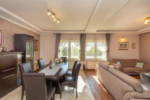 Una sala de estar con una mesa de comedor y un sofá. en Holiday Home Trojkovic, en Dubrovnik