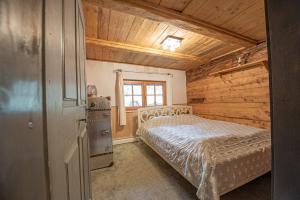 1 dormitorio con 1 cama en una cabaña de madera en Plan B Appartementen, en Bad Kleinkirchheim