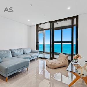 sala de estar con sofá y mesa en Esplanade Ocean - Private Apartments - Apartment Stay, en Gold Coast