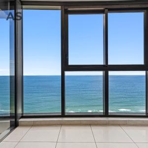 Zimmer mit Fenstern und Meerblick in der Unterkunft Esplanade Ocean - Private Apartments - Apartment Stay in Gold Coast