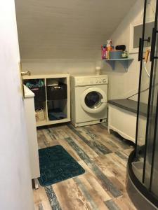 a laundry room with a washing machine and a washer at Appartement chez Loulou in Léon