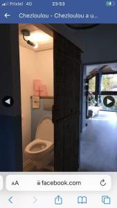 a bathroom with a toilet in a room at Appartement chez Loulou in Léon