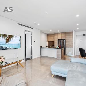 sala de estar con sofá y cocina en Esplanade Ocean - Private Apartments - Apartment Stay, en Gold Coast