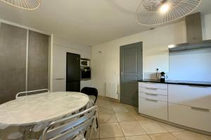 ein Krankenhauszimmer mit einem Bett und einer Küche in der Unterkunft La Castelnauvienne- 3 bedroom villa with swimming pool! in Castelnau-le-Lez
