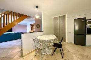 eine Küche und ein Esszimmer mit einem Tisch und Stühlen in der Unterkunft La Castelnauvienne- 3 bedroom villa with swimming pool! in Castelnau-le-Lez