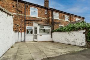 an exterior view of a brick building with a garage at Railway Retreat in Wakefield