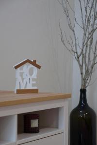 a black vase sitting on top of a shelf with a black bird house at A Janela do Conforto in Reguengos de Monsaraz +15 photos