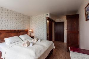 sypialnia z łóżkiem z ręcznikami w obiekcie Boutique Hotel Anna by EJ Hotels w mieście Holt