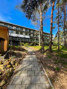 a walkway in front of a building at Stylowy Apartament w Serocku in Serock