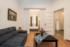 Гостиная зона в Charming 3bd apt. close to metro