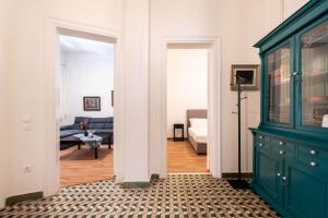 przedpokój z zieloną szafką i salonem w obiekcie Charming 3bd apt. close to metro w Atenach