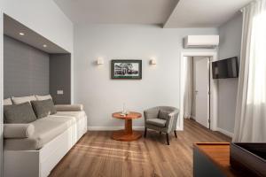 a living room with a couch and a chair at Hotel Baia in Cascais