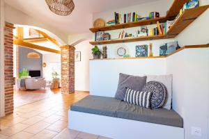 uma sala de estar com uma cama e estantes em La Tendresse - Maison Familliale avec Piscine em Mondonville