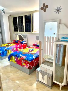 Port Said的住宿－شقة جديدة بالكامل，一间卧室配有两张床和镜子