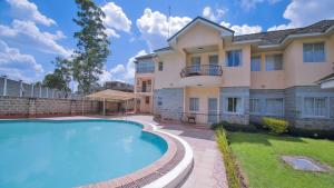 ein Haus mit einem Swimmingpool davor in der Unterkunft Longview Luxury Resort in Nairobi