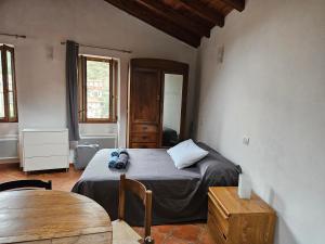 a bedroom with a bed and a wooden table at Casa Elisa e Casa Giuliana a Badalucco in Badalucco