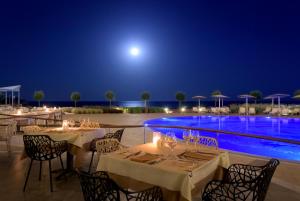 Бассейн в Elysium Resort & Spa или поблизости