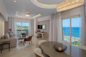 ein Wohnzimmer mit Meerblick in der Unterkunft Rodos Palladium Leisure & Wellness in Faliraki