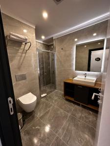 e bagno con servizi igienici, lavandino e doccia. di VPLUS HOTEL a Istanbul