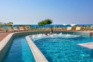 Бассейн в Elysium Resort & Spa или поблизости