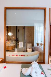 una gran ventana de cristal con un barco en una habitación en Little Gem. An Eco-Friendly Boutique Hotel & Spa en Hoi An