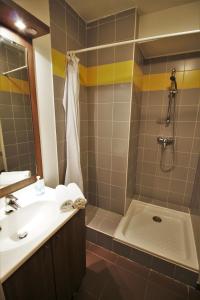 a bathroom with a sink and a shower at Garden & City Toulon in Toulon