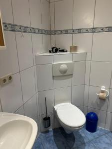 bagno con servizi igienici bianchi e lavandino di Körner Nr 1 - ABC27 a Wismar