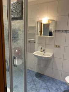 bagno con lavandino e doccia di Körner Nr 1 - ABC27 a Wismar