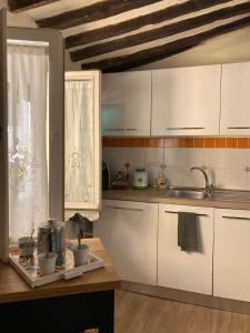 Η κουζίνα ή μικρή κουζίνα στο Dimora Leonardo. Centro Storico.