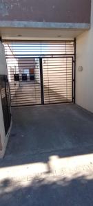 uma porta de garagem com dois bancos num edifício em Hola Tres Arroyos em Tres Arroyos