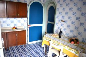 Η κουζίνα ή μικρή κουζίνα στο Casa Umi al primo piano per 7 pax