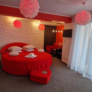 1 dormitorio con cama roja con colcha roja en Latgale, en Rēzekne