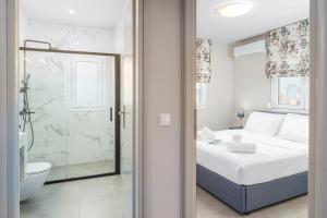 Postel nebo postele na pokoji v ubytování IVY Apartments in The Heart of Athens