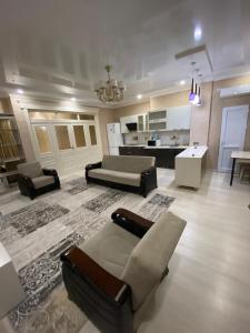 sala de estar amplia con sofá y mesa en 2х комнатная квартира, en Shymkent