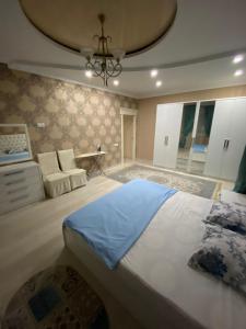 1 dormitorio con 1 cama grande y 1 sofá en 2х комнатная квартира, en Shymkent