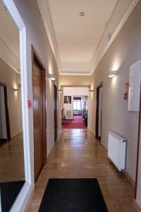 un corridoio di un edificio con un hallwayngthngthngthngthngthngthngthngthngthngthngthngthngthngth di Hotel Zamkowy a Wałbrzych